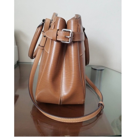 Authentic Louis Vuitton Epi Passy GM Shoulder
Hand Bag Brown with shoulder strap - Picture 3 of 15